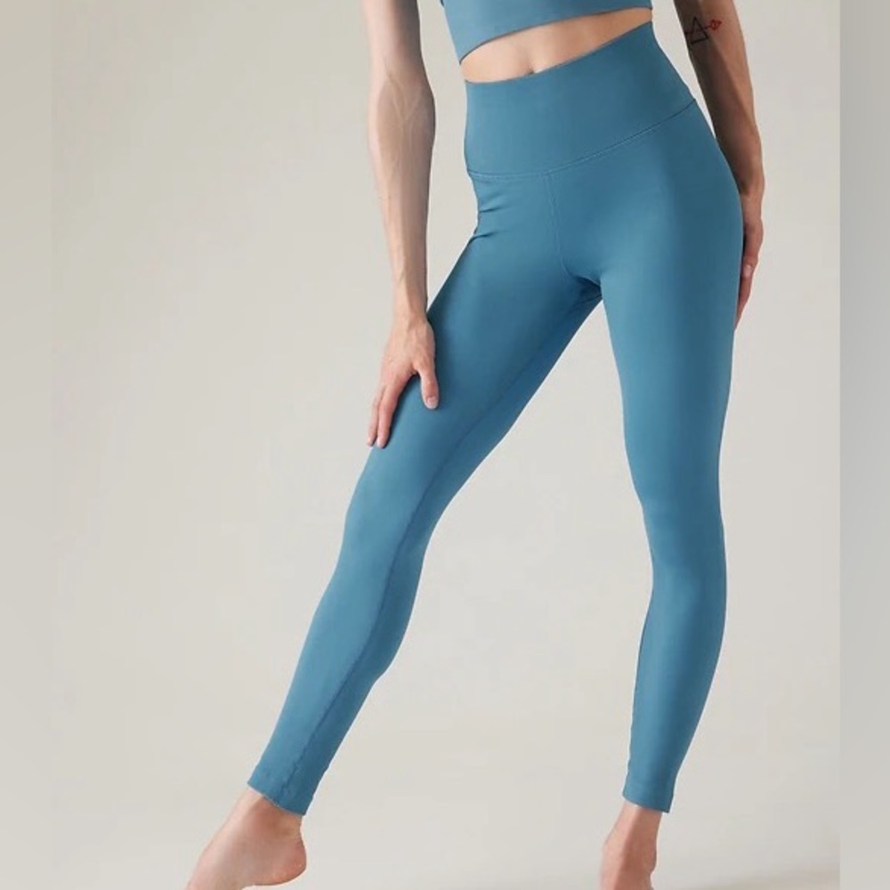 ATHLETA AURORA SEAMLESS LEGGING Women’s Sports Yoga STUDIO Size M
New Condition